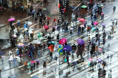 Rainy City-paraplu’s door Igor Shrayer