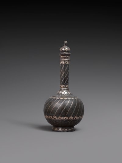 Fles en deksel en standaard, of schaal van metaallegering ingelegd met zilver, 1700-99 door Indian School