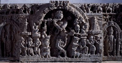 Hindoeïsme: "Krishna of Venugopala, meester van de fluitkoeien" Zwartstenen beeldhouwwerk, centraal deel 12e eeuw - Halebidu, Mysore - Calcutta, Indian Museum door Indian School