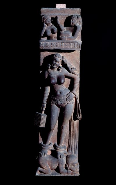 Hindoeïsme: voorstelling van een Yakshini (Yaksi) natuurgeest, met een kooi en een papegaai, ze staat op een dwerg - Beeldhouwwerk van Mathura, zandsteen, 2e eeuw door Indian School