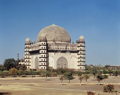 Zicht op de Gol Gumbaz, mausoleum van Mohammed Adil Shah II (1627-57) gebouwd in 1659 door Indian School