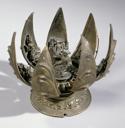 Vishnu met de lotus omringd door zijn incarnaties op de scharnierende bloembladen, Oost-India, ca. 1200 (brons) door Indian School