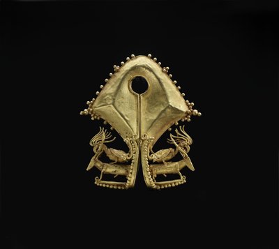 Mamuli, hanger met kaketoes die herten berijden, Sumba Island volkeren (c.19e eeuw) door Indonesian School