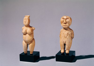 Twee beeldjes van een man en een vrouw, van de Beringstraat door Inuit School