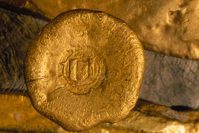 Een fonkelend fortuin in goud en zilver is teruggevonden van de zeebodem. Schatten zoals deze gouden knoop werden vanuit de Nieuwe Wereld naar Sevilla verscheept via Cuba. Met dank aan het kantoor van de Historicus van de Stad Havana. door Ira Block