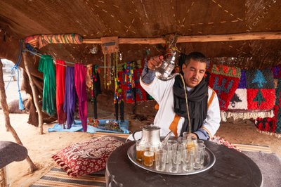 Een local serveert muntthee bij Erg Chebbi in de woestijn nabij Merzouga, Marokko, 2019 door Ira Block