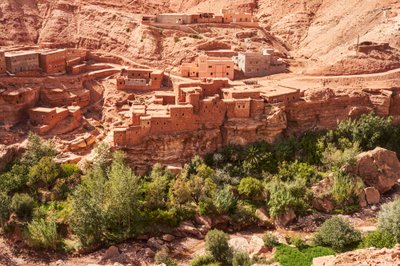 Een scène van een stad op weg naar Ait Benhaddou vanuit Marrakesh, Marokko door Ira Block