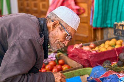 Een straattafereel in de medina van Rabat, Marokko, 2022 door Ira Block