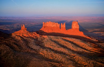 Luchtfoto van rotsformaties in Monument Valley, Utah door Ira Block