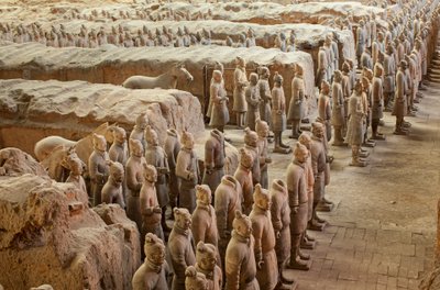 In het Terra Cotta Warrior Museum, scènes van de verschillende krijgers in het Pit 1 gebied door Ira Block