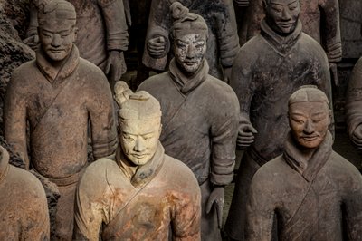 In het Terra Cotta Warrior Museum, scènes van de verschillende krijgers in het Pit 1 gebied door Ira Block