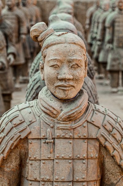 In het Terra Cotta Warrior Museum, scènes van de verschillende krijgers in het Pit 1-gebied, 2009 door Ira Block