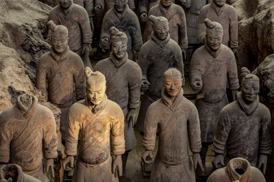 Bij het Terra Cotta Krijgersmuseum, scènes van de verschillende krijgers in het Put 1 gebied, 2009 (foto) door Ira Block