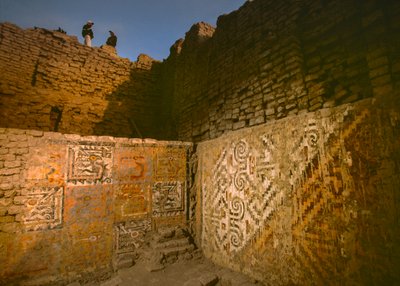 Uitgebreide kunst op de muren van Huaca Cao Viejo in El Brujo...., 2005 (foto) door Ira Block