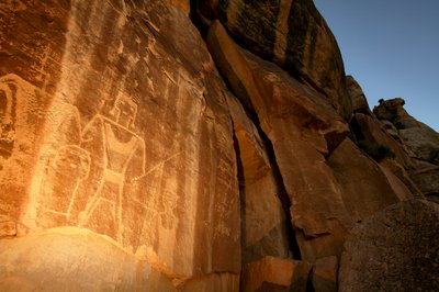 Bij Vernal, Utah, op McKonkie Ranch verschillende Fremont-gevechtsscènes en scènes die door Ira Block