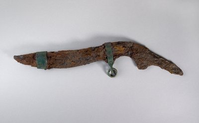 Groot mes met resten van schede, waarschijnlijk uit Sopron, Hongarije, IJzertijd door Iron Age