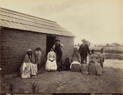 Een Mexicaanse familiegroep, Missie San Juan Capistrano, Californië,1880 (foto) door Isaiah Taber