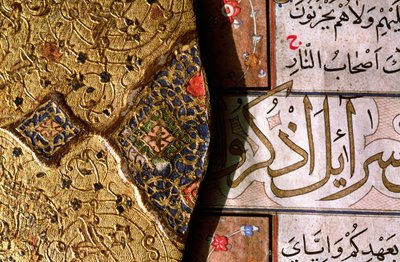 Detail van de ingewikkelde goud- en lapis lazuli-verlichtingen en arabeske ontwerpen met thulth- en naskh-scripts op een Koranomslag door Islamic School