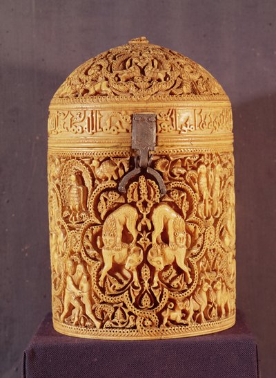 Pyxis met een reliëf dat de genoegens van het hofleven toont, met de naam Al-Mughira, zoon van de kalief Abd-al-Rahman III, Umayyad Periode, uit Cordoba, 968 AD door Islamic School