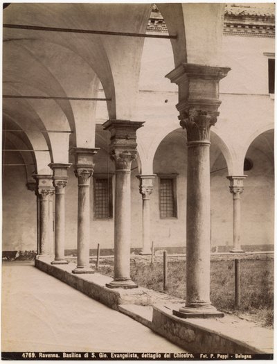 Klooster in de kerk van Sint Jan Evangelist, Ravenna, Emilia-Romagna, Italië, foto door Pietro Poppi, Bologna, ca. 1900 door Italian Photographer