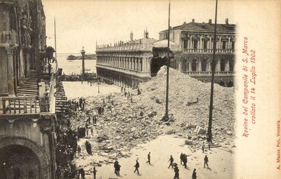 Instorting van de Campanile van San Marco, Venetië, 14 juli 1902 door Italian Photographer