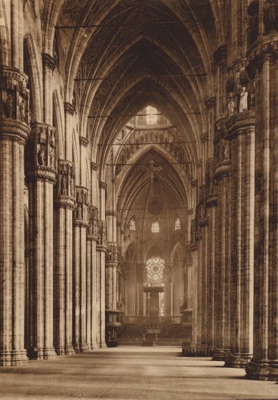 Duomo di Milano: Interieur, middenschip (zwart-wit foto) door Italian Photographer
