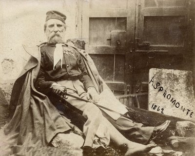 Giuseppe Garibaldi in Aspromonte, met gewonde been in 1862 door Italian Photographer