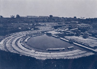 Italië: Syracuse, ruïnes van de Grieks-Romeinse gymnasium (zwart-wit foto) door Italian Photographer