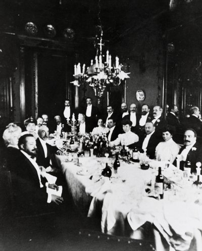 Lunch bij Casa Sonzogno, onder de gasten zijn te herkennen Francesco Cilea, Pietro Mascagni, Umberto Giordano, Carlo Romussi, Arturo Colautti, Amintore Galli en Edoardo Sonzogno, Milaan door Italian Photographer