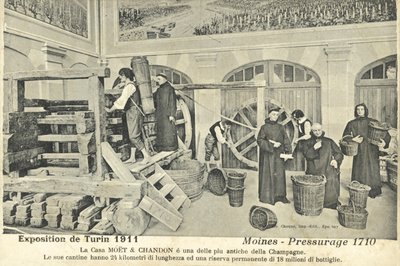 Monniken persen champagne druiven in 1710, tentoonstelling op de Internationale Tentoonstelling van Turijn, Italië door Italian Photographer
