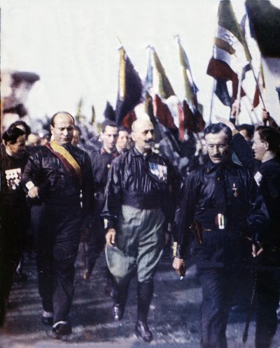 Mussolini en de Mars op Rome. 1922. Handgekleurde foto 1923 door Italian Photographer