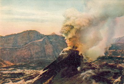 Napoli / Napels: Vesuvius in uitbarsting (kleurenfoto) door Italian Photographer