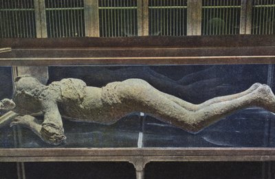 Gipsafgietsel van een lichaam uit Pompeii (kleur foto) door Italian Photographer