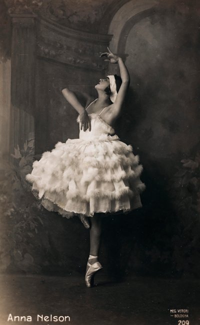Portret van een ballerina, ansichtkaart; de steun bevat de aanduiding 