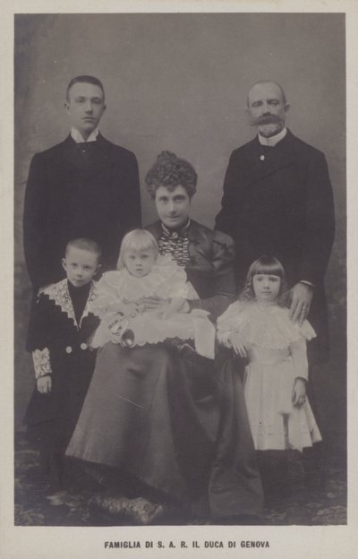 Prins Thomas, Hertog van Genua en zijn vrouw, Prinses Isabella van Beieren, met hun kinderen door Italian Photographer