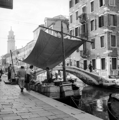 Verkoop van fruit en groenten aan boord van een boot in een kanaal, Venetië door Italian Photographer