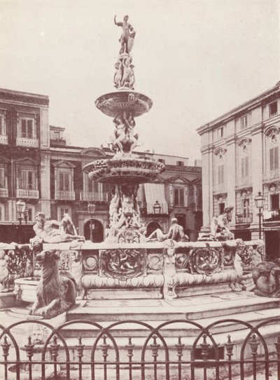 Sicilië: Een fontein in Messina (z/w foto) door Italian Photographer