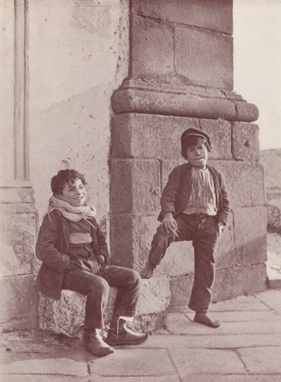 Sicilië: Siciliaanse jongens van het binnenland (z/w foto) door Italian Photographer