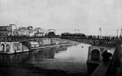 Taranto, Gesloten draaibrug en oude stad (zw/w foto) door Italian Photographer