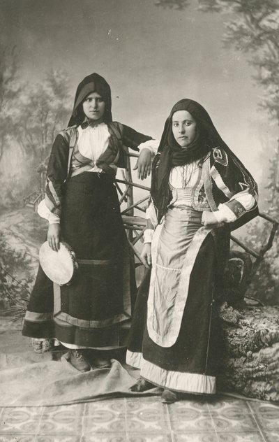 Twee vrouwen in traditionele kleding uit Belvi en Aritzo, Sardinië, Italië, ca 1910 door Italian Photographer