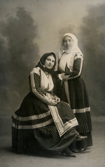 Twee vrouwen in klederdracht, Fonni, Sardinië, Italië, ca 1915 door Italian Photographer