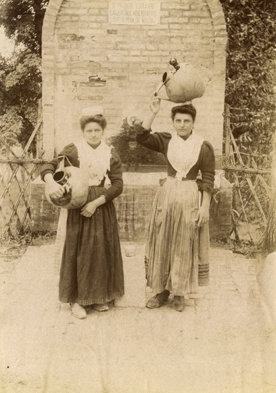 Twee jonge vrouwen in traditionele kleding met terracotta kruiken bij waterput, Marche, Italië, ca 1910 door Italian Photographer