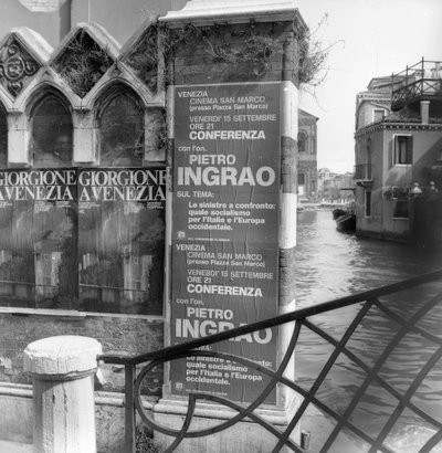 Uitzicht op een kanaal in Venetië met posters die een Giorgione-tentoonstelling en een politiek manifest adverteren op de voorgrond door Italian Photographer