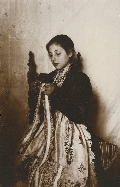 Naaiende jonge vrouw, Toscane, Italië, ca 1910 door Italian Photographer