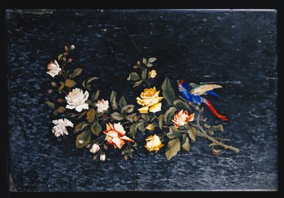 Een Italiaanse pietre dure ingelegde zwart-wit geaderde marmeren tafelblad door Italian School
