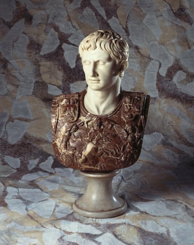 Een Italiaanse gebeeldhouwde statuaire en breccia marmeren buste van Caesar Augustus, naar het antieke door Italian School