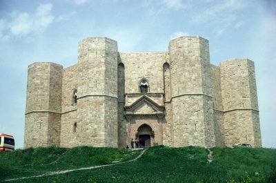 Castel del Monte, gebouwd tijdens het bewind van keizer Frederik II (1194-1250) ca. 1240-50 door Italian School