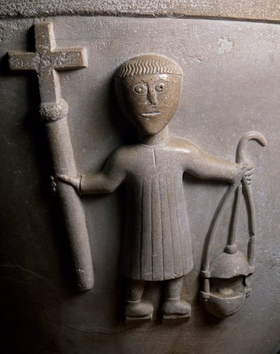 Figuur van liturgische processie, detail van doopvont versierd in reliëf, witte kalksteen, Kerk van San Geminianus, Vicofertile, Emilia-Romagna, Italië door Italian School