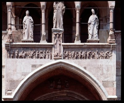 Fries van de maanden van de hoofdingang (sculptuur) door Italian School