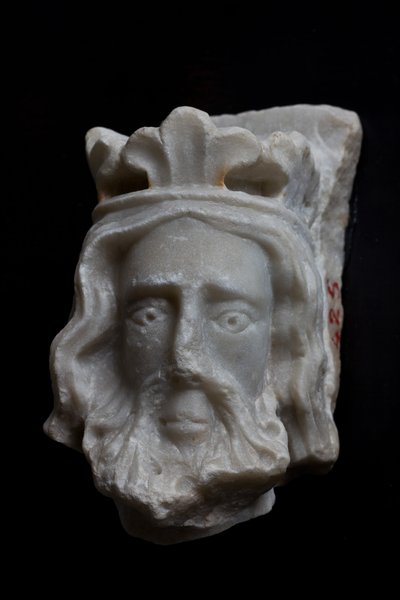 Genua, Museum van St. Augustinus: fragment van gekroond hoofd, door onbekende beeldhouwer uit Noord-Frankrijk; XIII - XIV eeuw door Italian School
